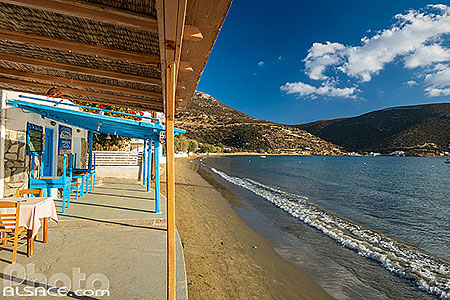 Photo : Terrasse de restaurant au bord de l'eau dans le village de Vathi sur l'ile de Sifnos, Archipel des Cyclades, Grèce, Égée-Méridionale, Grèce
