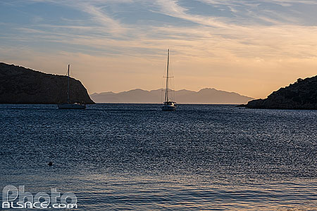 Photo : Vathi est l'une des baies les plus idylliques et sereines de Sifnos, Archipel des Cyclades, Grèce