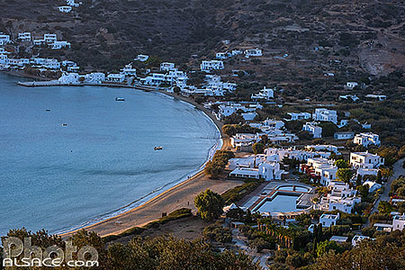Photo : Village et baie de Vathi sur l'ile de Sifnos, Archipel des Cyclades, Grèce, Égée-Méridionale, Grèce