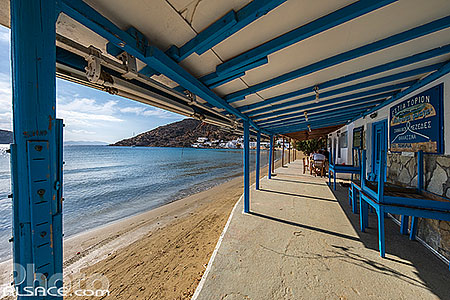 Photo : Terrasse de restaurant au bord de l'eau dans le village de Vathi sur l'île de Sifnos, Archipel des Cyclades, Grèce, Égée-Méridionale, Grèce