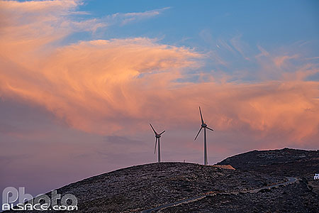 Photo : Eoliennes au crépuscule sur l'île de Sifnos, Archipel des Cyclades, Grèce, Égée-Méridionale, Grèce