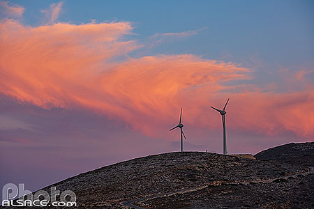 Photo : Eoliennes au crépuscule sur l'île de Sifnos, Archipel des Cyclades, Grèce