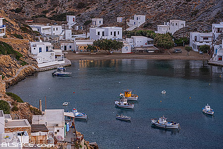 Photo : Petit village et plage de Cheronissos sur l'île de Sifnos, Archipel des Cyclades, Grèce, Égée-Méridionale, Grèce