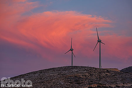 Photo : Eoliennes au crépuscule sur l'île de Sifnos, Archipel des Cyclades, Grèce, Égée-Méridionale, Grèce