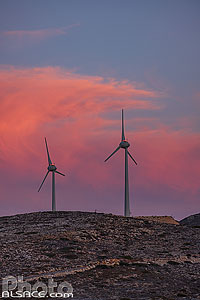 Photo : Eoliennes au crépuscule sur l'île de Sifnos, Archipel des Cyclades, Grèce, Égée-Méridionale, Grèce