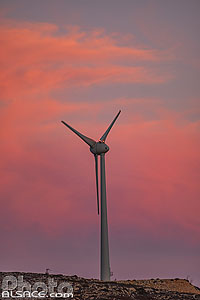Photo : Eoliennes au crépuscule sur l'île de Sifnos, Archipel des Cyclades, Grèce, Égée-Méridionale, Grèce