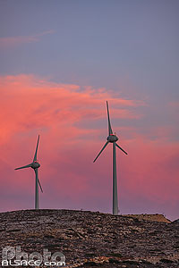 Photo : Eoliennes au crépuscule sur l'île de Sifnos, Archipel des Cyclades, Grèce, Égée-Méridionale, Grèce