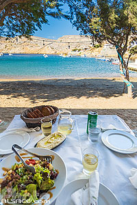 Photo : Table de restaurant au nord de la plage du village de pêcheurs de Cheronissos sur l'île de Sifnos, Archipel des Cyclades, Grèce, Égée-Méridionale, Grèce