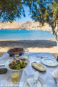 Photo : Table de restaurant au nord de la plage du village de pêcheurs de Cheronissos sur l'île de Sifnos, Archipel des Cyclades, Grèce, Égée-Méridionale, Grèce