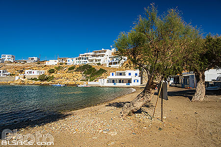 Photo : Plage et village de pêcheurs de Cheronissos sur l'île de Sifnos, Archipel des Cyclades, Grèce, Égée-Méridionale, Grèce
