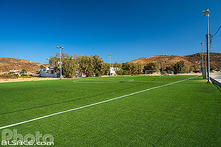 Photo : Terrain de football en gazon synthétique sur l'île de Sérifos, Archipel des Cyclades, Grèce, Égée-Méridionale, Grèce