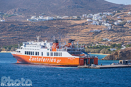 Photo : Ferry dans le port de Sérifos, Archipel des Cyclades, Grèce, Égée-Méridionale, Grèce