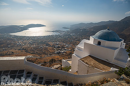 Photo : Eglise Agios Konstantinos au sommet du village de Chora sur l'île de Sérifos, Archipel des Cyclades, Grèce, Égée-Méridionale, Grèce