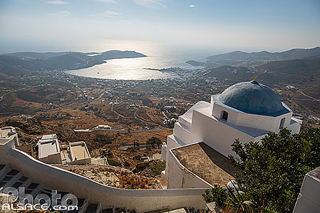 Photo : Eglise Agios Konstantinos au sommet du village de Chora sur l'île de Sérifos, Archipel des Cyclades, Grèce, Égée-Méridionale, Grèce