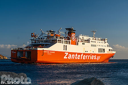 Photo : Ferry Zanteferries arrivant au port de l'ile de Sérifos, Archipel des Cyclades, Grèce, Égée-Méridionale, Grèce