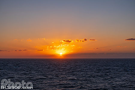 Photo : Coucher de soleil sur la mer égée au large de Sérifos, Archipel des Cyclades, Grèce