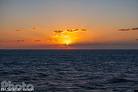 Photo : Coucher de soleil sur la mer égée au large de Sérifos, Archipel des Cyclades, Grèce