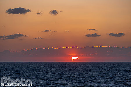Photo : Coucher de soleil sur la mer égée au large de Sérifos, Archipel des Cyclades, Grèce