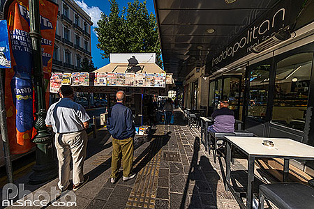 Photo : Kiosque à journaux dans une rue du Pirée, Athènes, Grèce